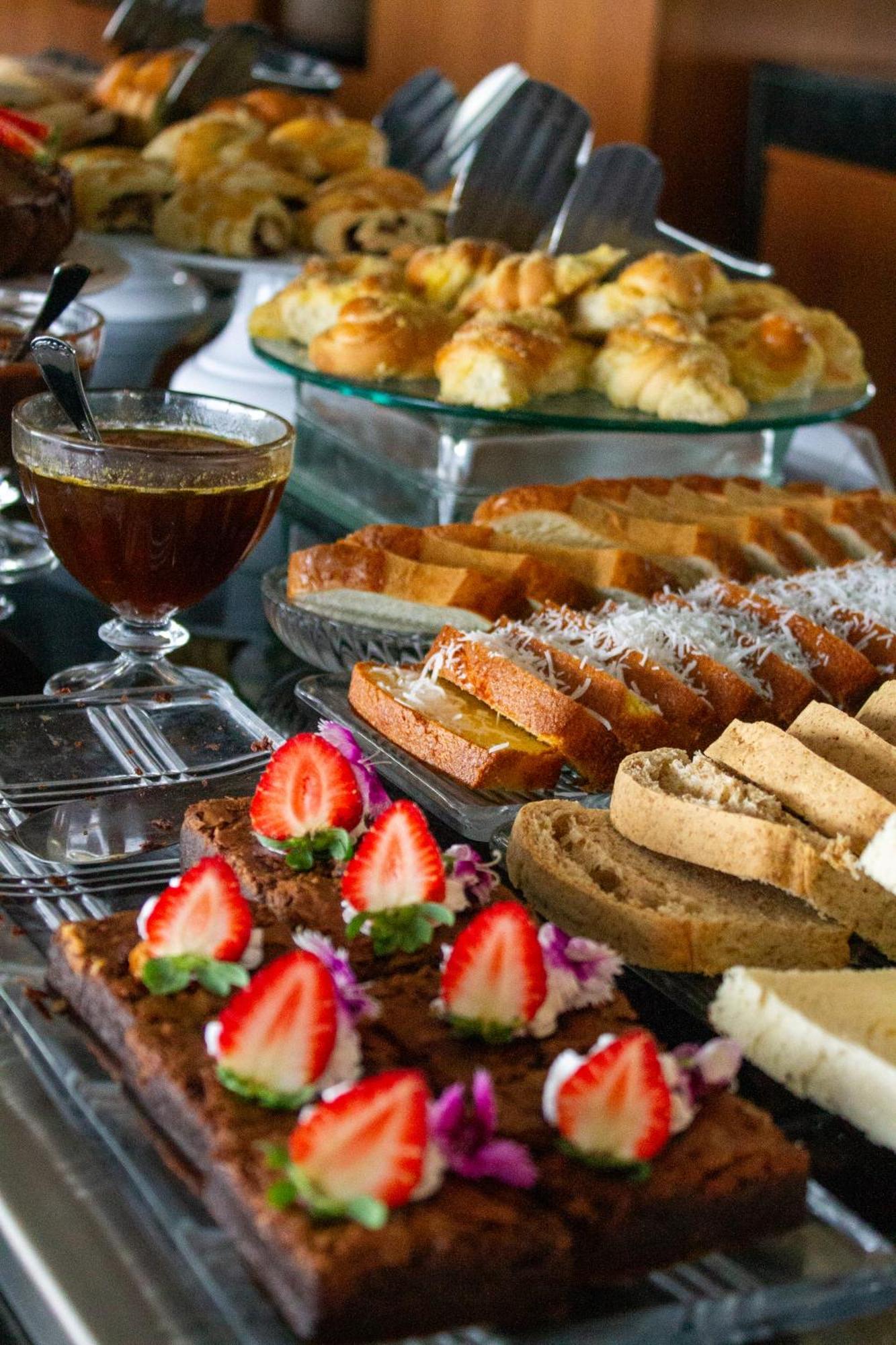 Hotel Senac Ilha Do Boi Витория Экстерьер фото A selection of Italian pastries