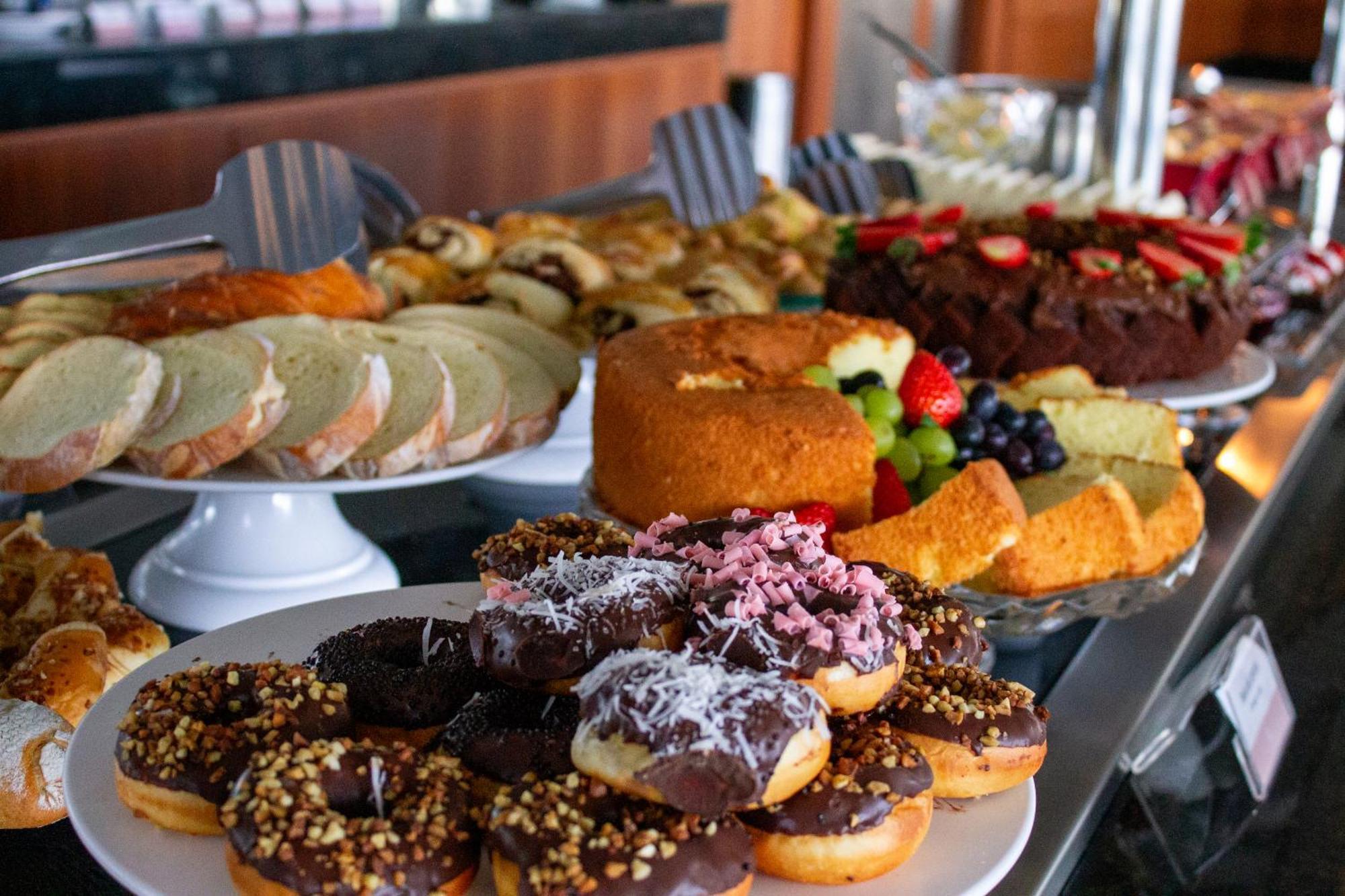 Hotel Senac Ilha Do Boi Витория Экстерьер фото A selection of cakes